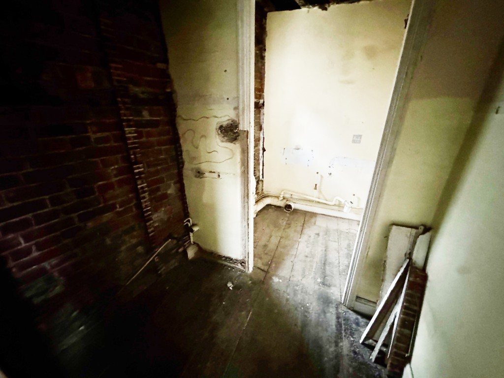 Lot: 60 - DOUBLE FRONTED PERIOD BUILDING IN CITY LOCATION - First floor former W.C. and kitchen